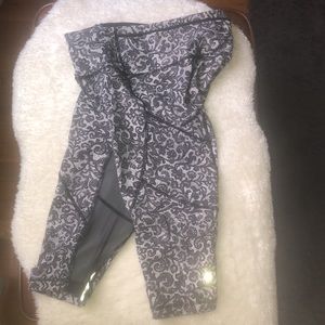 Lululemon Athletica Black and White Capri Leggings with leg pockets